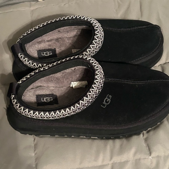 UGG platform slip on in black don’t wear anymore. Firm on the price. - Picture 2 of 7